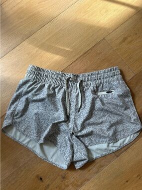 Vuori Women's Clementine Light Gray Patterned Athletic Shorts